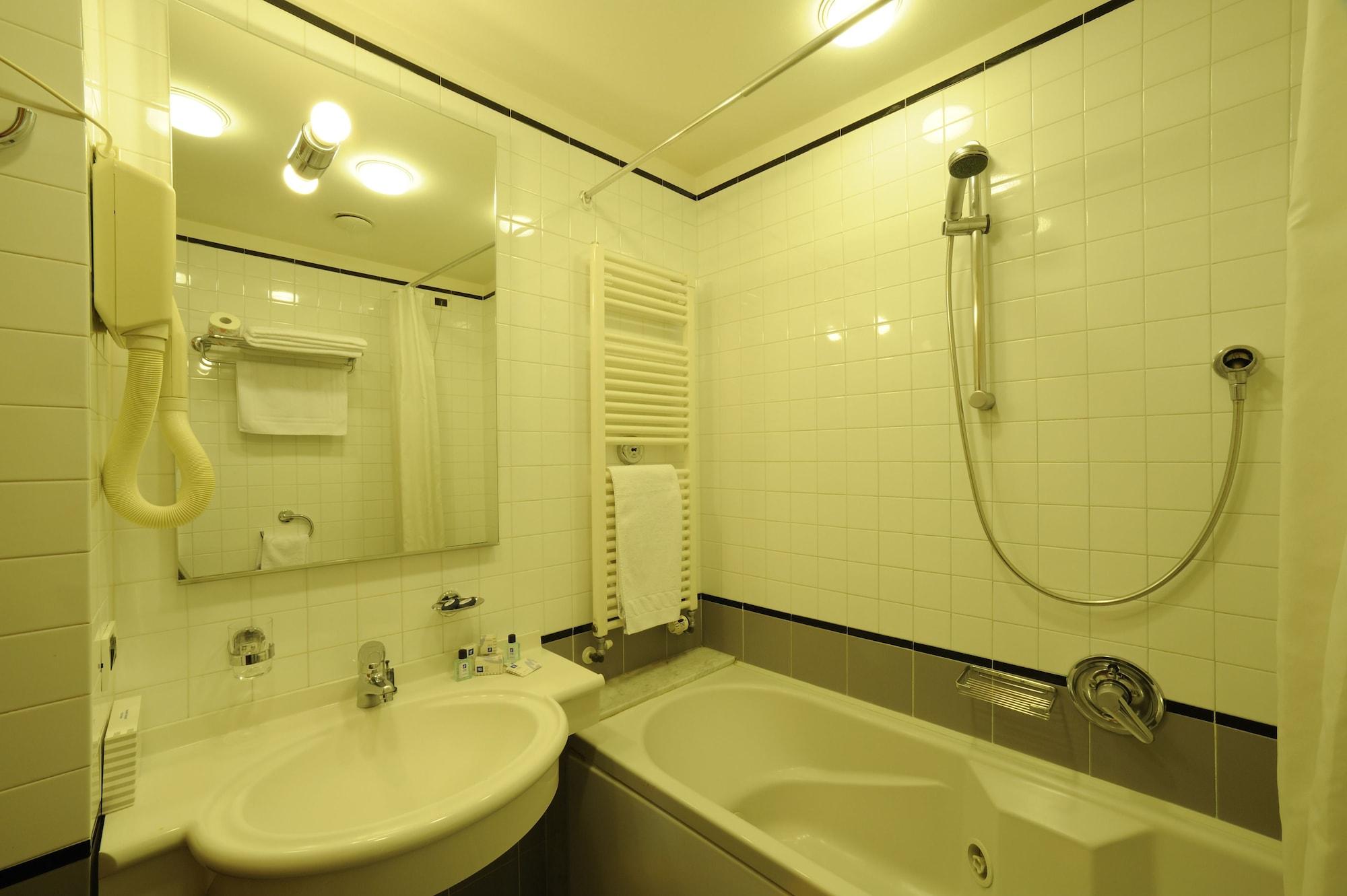 ואראצה Hotel Le Roi מראה חיצוני תמונה