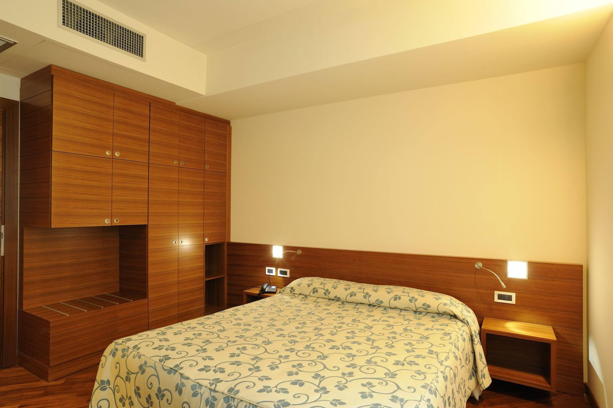 ואראצה Hotel Le Roi מראה חיצוני תמונה