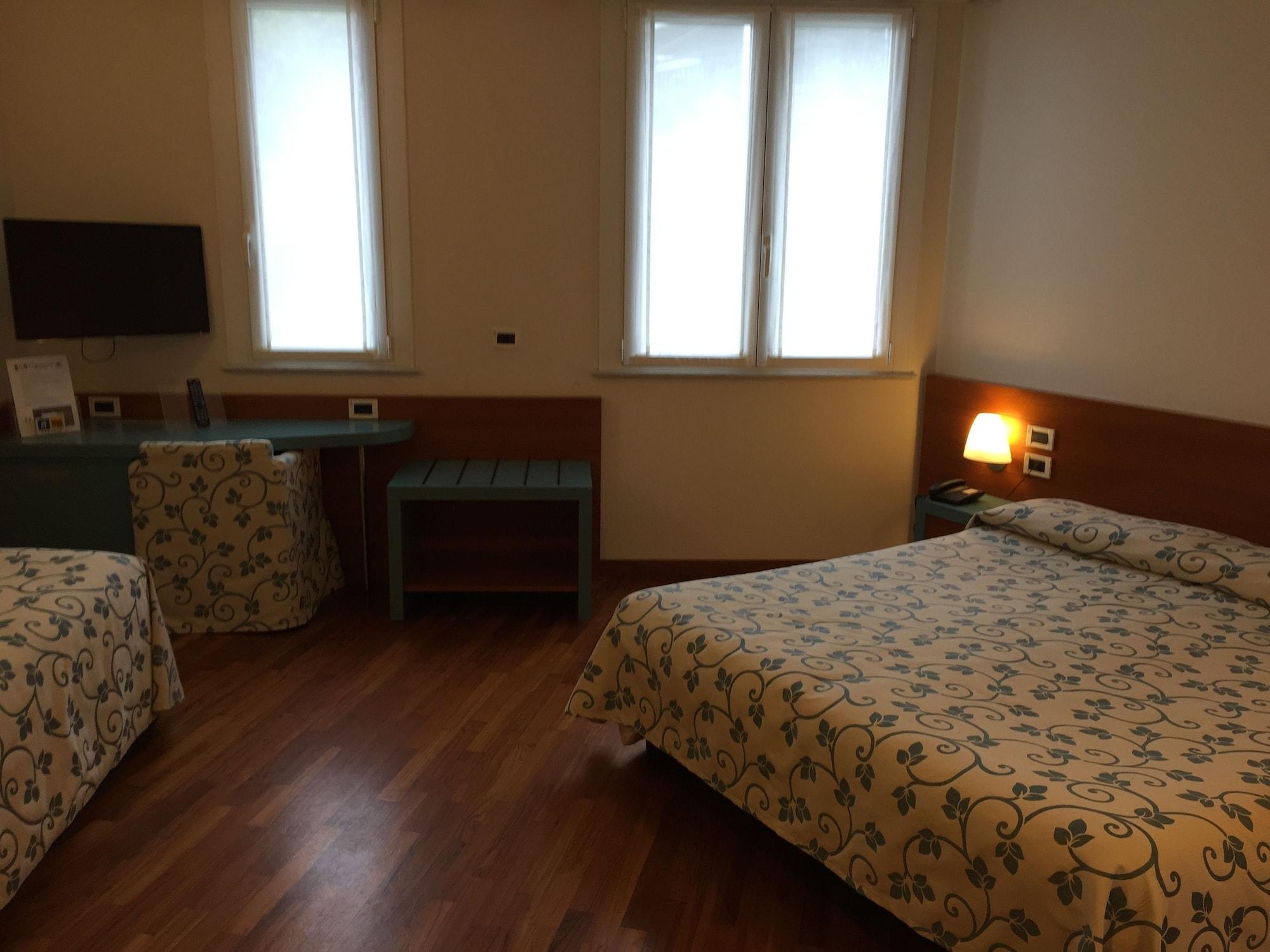 ואראצה Hotel Le Roi מראה חיצוני תמונה