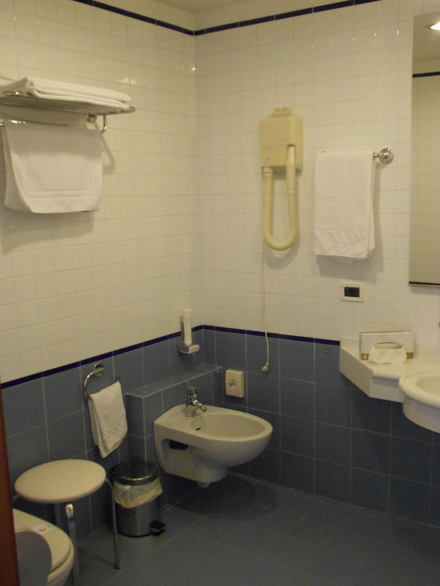 ואראצה Hotel Le Roi מראה חיצוני תמונה