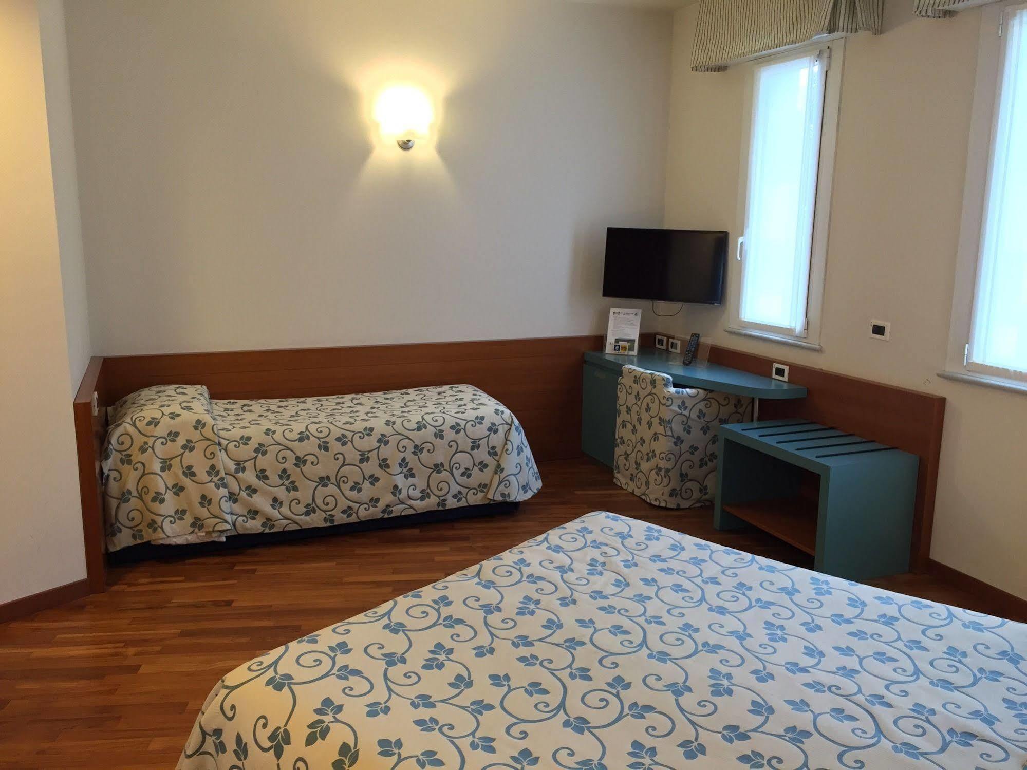 ואראצה Hotel Le Roi מראה חיצוני תמונה